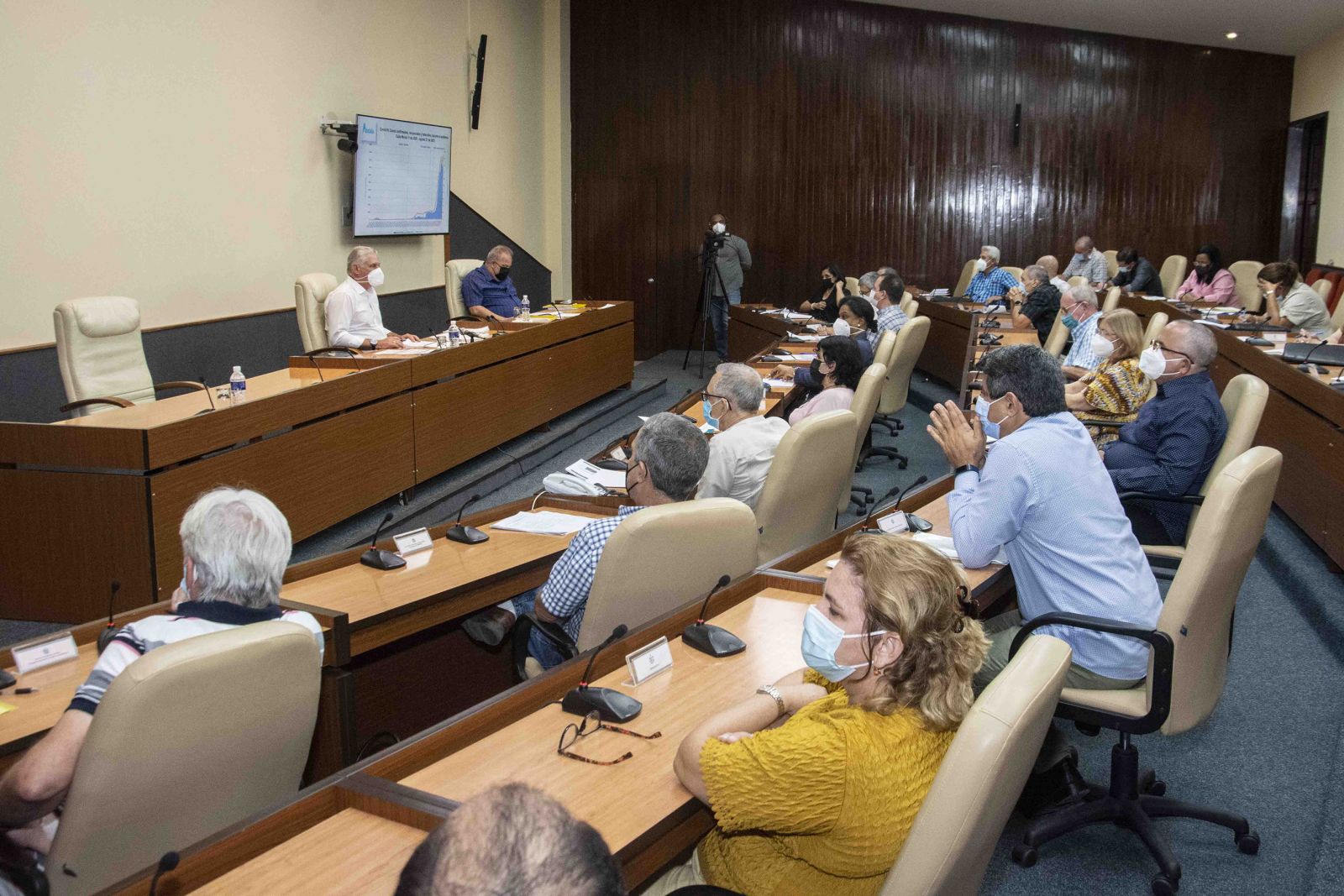 Se reúne presidente cubano con expertos y científicos que participan directamente en el enfrentamiento a la COVID-19.