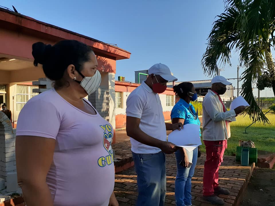Workers of Refractarios Habana Company ratify their support for the Revolution.