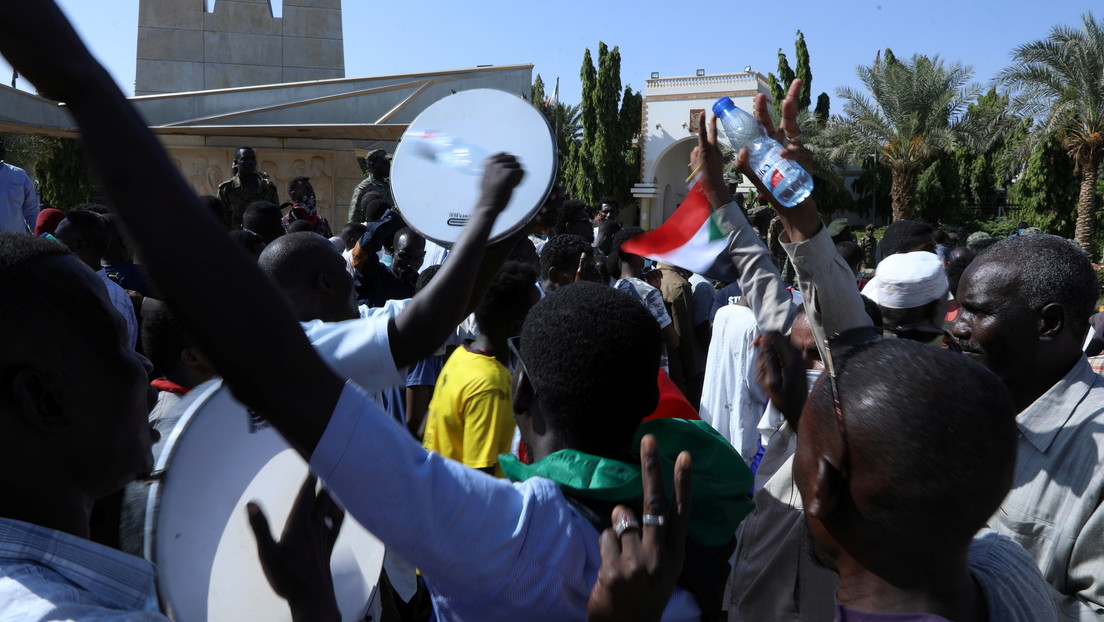 Se declara estado de emergencia y disolución del Gobierno en Sudán. Foto: Radio Habana Cuba