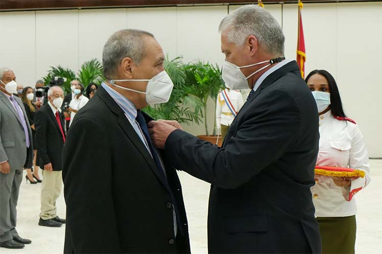 Cuban President awards scientists the title of Labor Heroes.