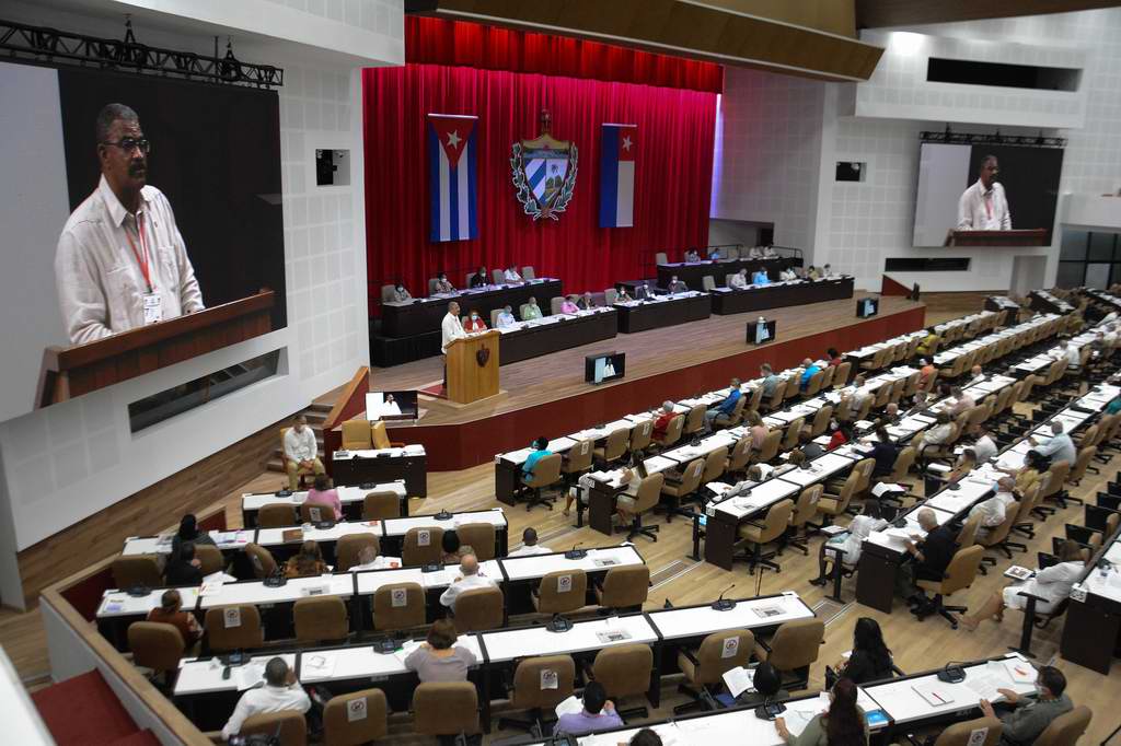 Diputados de Cuba analizan proyectos de leyes.