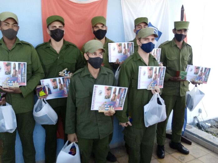 Reconocen a jóvenes soldados en Empresa Provincial de Correos.