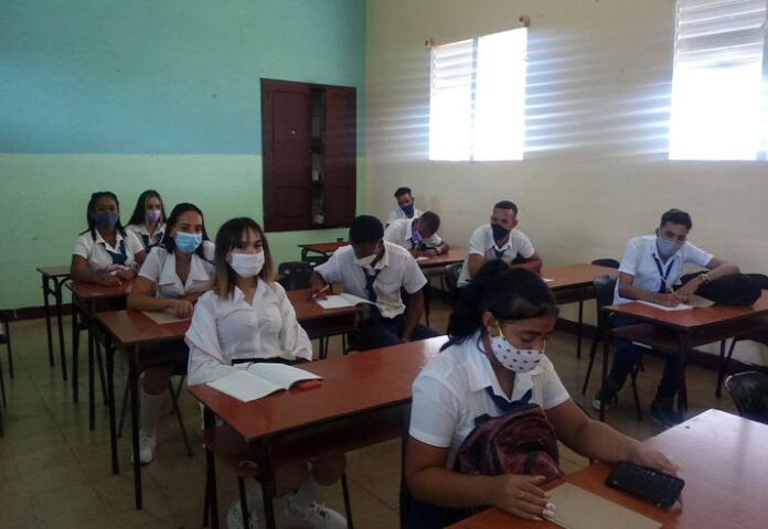 Protegen salud de estudiantes y profesores en escuelas de San José de Las Lajas.