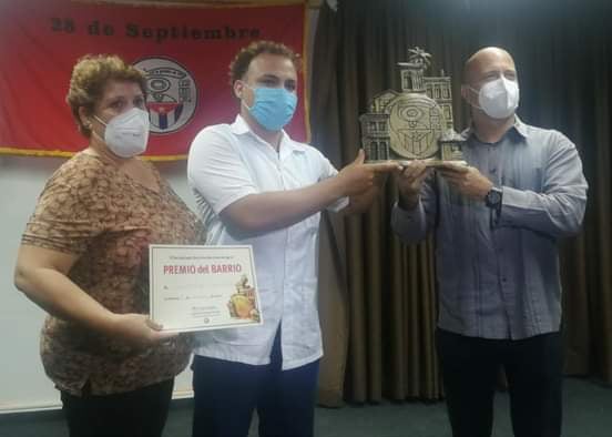 Gerando Hernández Nordelo, Héroe de la República de Cuba, en la entrega del Premio del Barrio a la Facultad de Ciencias Médicas de Mayabeque.