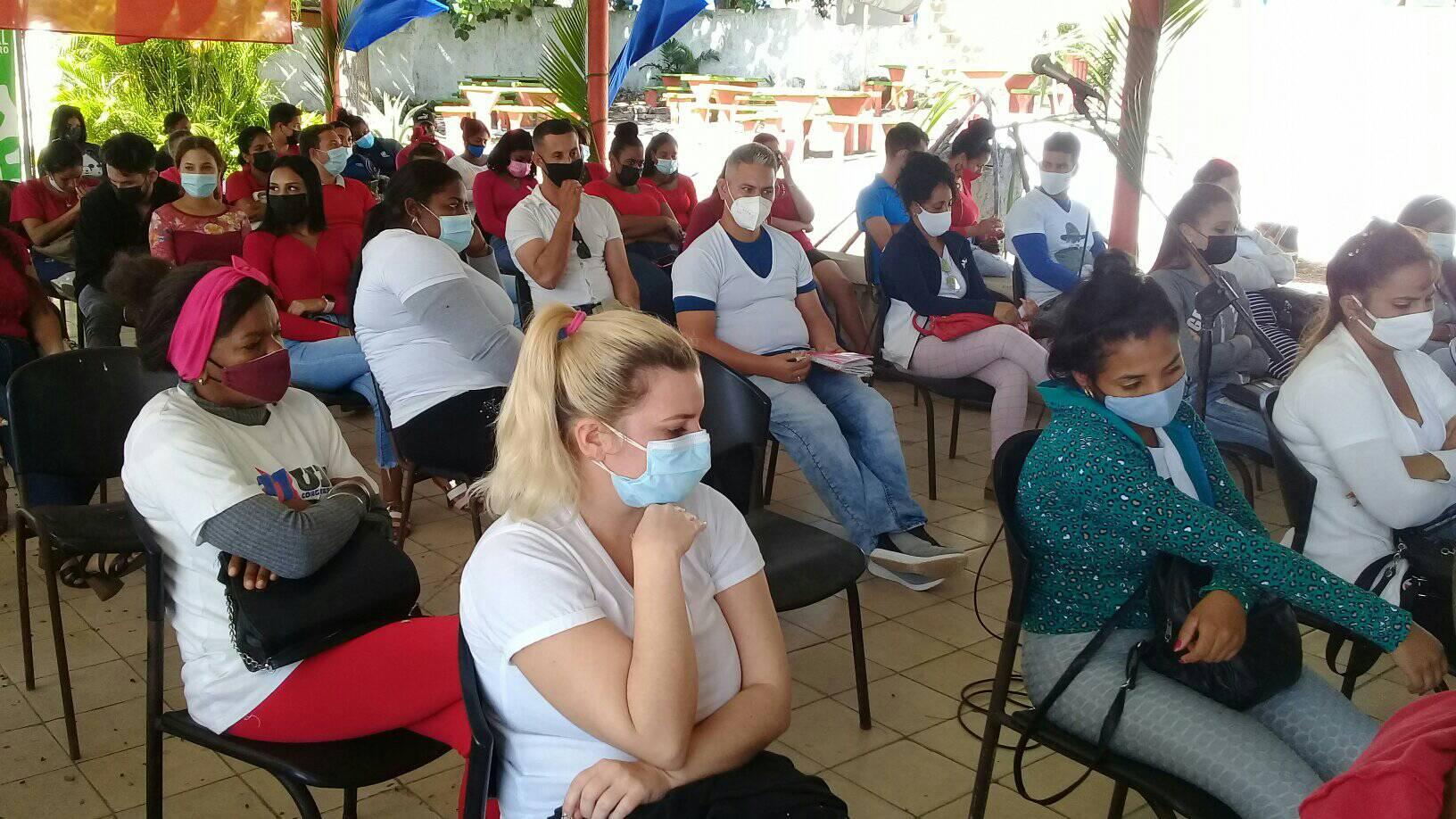 Jóvenes del sector azucarero de Mayabeque comprometidos con la zafra azucarera.