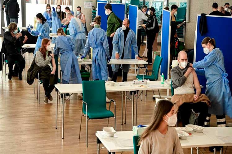 Alemania estudia reapertura total de centros de vacunación.