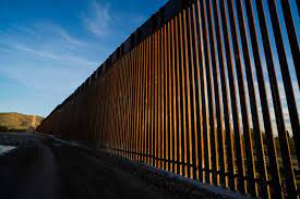 Senadores republicanos insisten en continuar muro entre Estados Unidos y México.