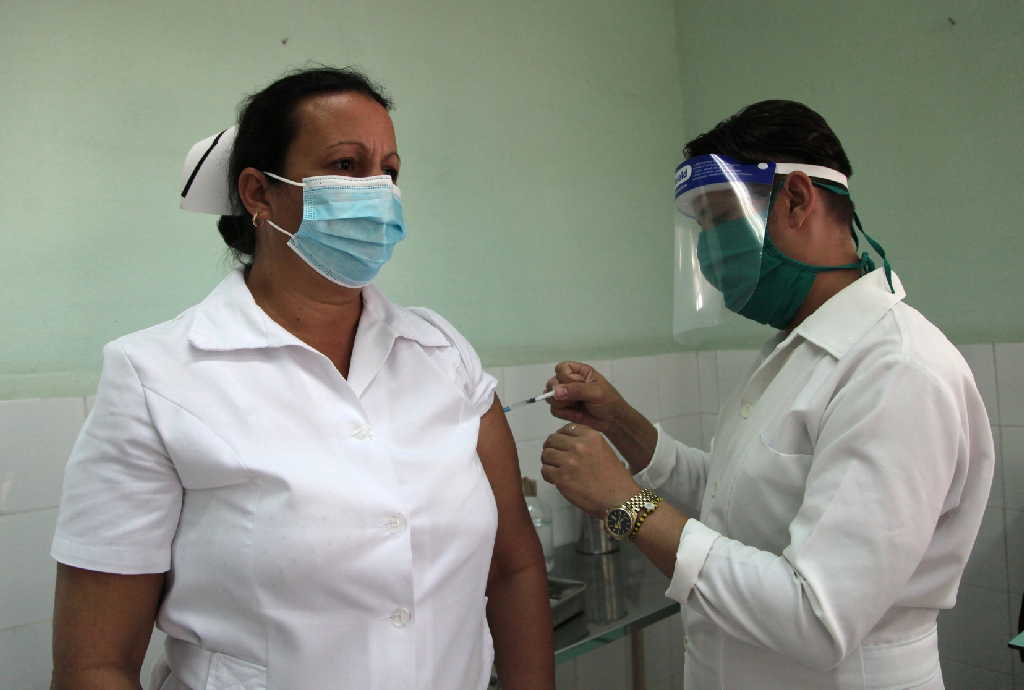 Booster vaccination against Covid-19 began in Havana.