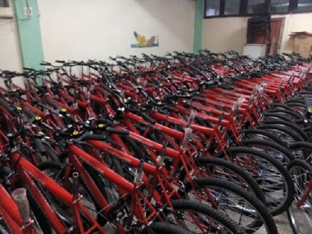 Beneficiados estudiantes universitarios de Mayabeque con venta a plazos de bicicletas.