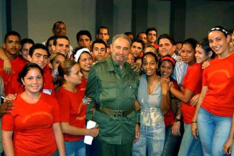 Fidel y los jóvenes.