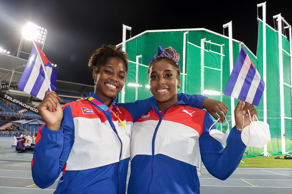 Melany del Pilar Matheus (right), discus throwing athlete.