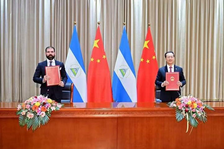 China restablece relaciones diplomáticas con Nicaragua.