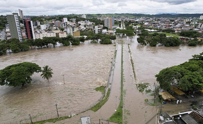 Inundaciones en Brasil dejan miles de desplazados.