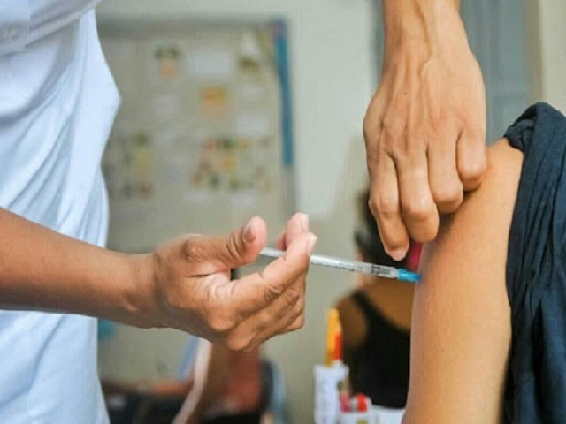 Anticovid booster vaccination advances in early morning for public health workers