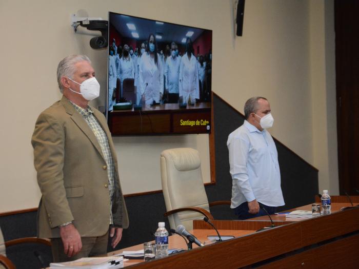 Presidente de la República de Cuba reconoció a integrantes de la Brigada Henry Reeve. Foto: Granma