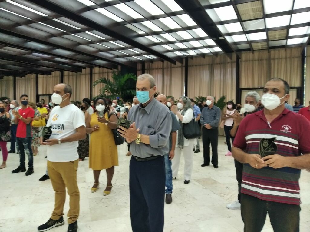 Ceremonia de entrega del reconocimiento. Foto: Agencia Cubana de Noticias