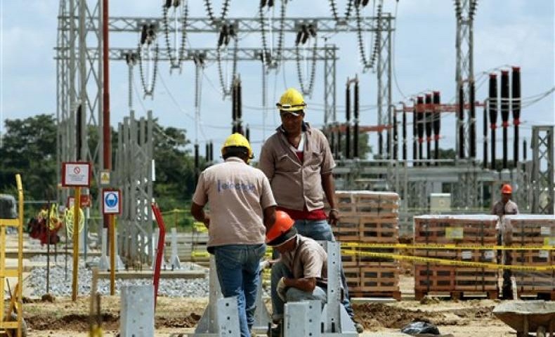 Díaz-Canel felicita a los trabajadores cubanos del sector eléctrico.