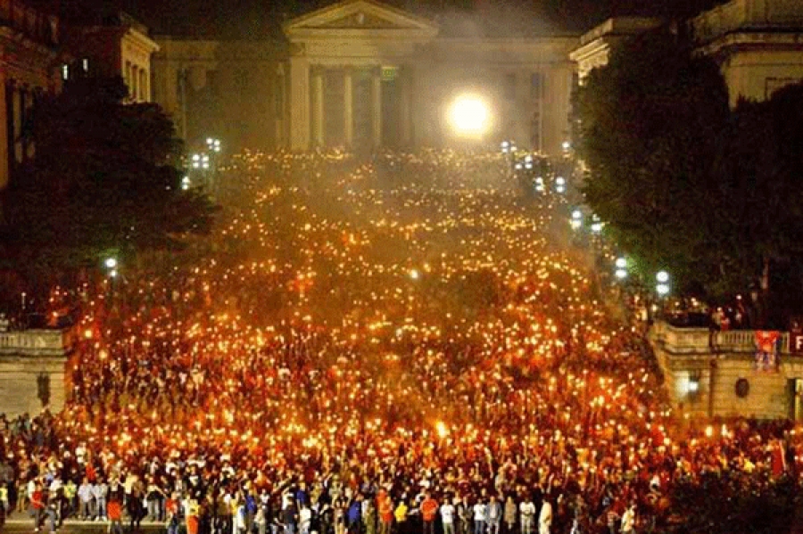 Antorchas encendidas iluminarán la noche martiana.