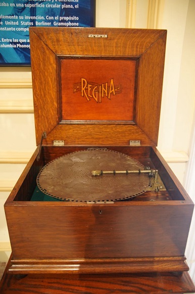 Caja musical que regalara José Martí a su esposa Carmen Zayas Bazán. Foto: Cubadebate