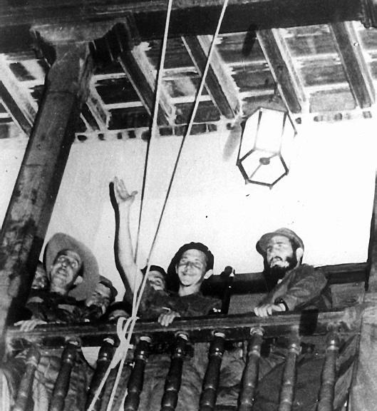 Fidel en el Parque Céspedes, a su lado el Comandante Raúl Castro Ruz. Foto: Archivo de Granma