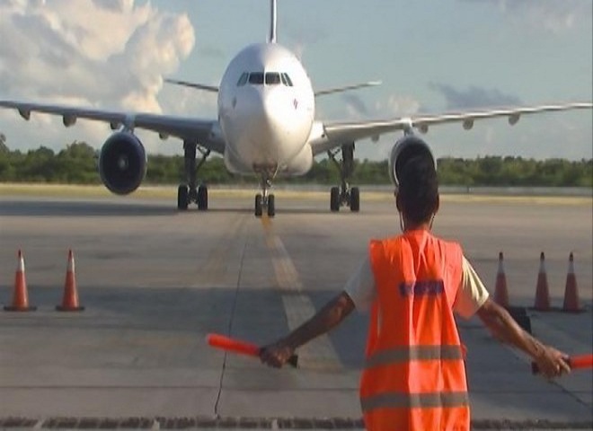 Celebran su día trabajadores de servicios comunales y la aviación civil.