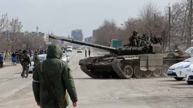 Fuerzas rusas instan a la rendición a nacionalistas en Mariúpol.