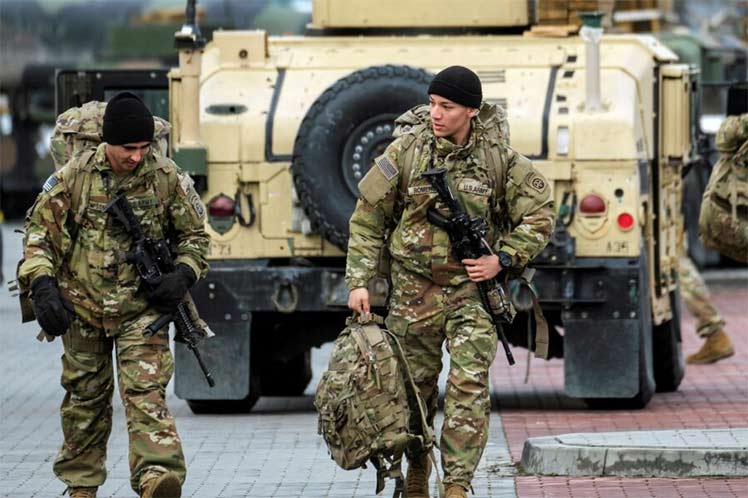 Tropas de Estados Unidos instruyen a soldados ucranianos en Polonia.