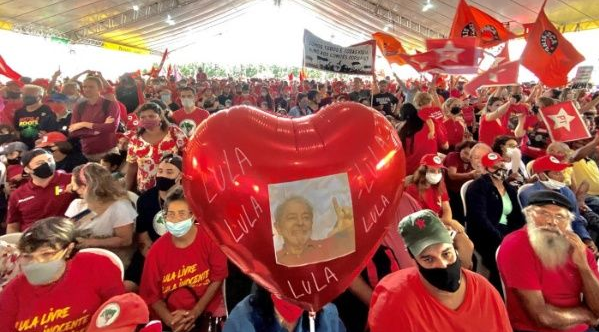 Lula es aclamado por una masa de agradecidos. Foto: Jornalistas Livres