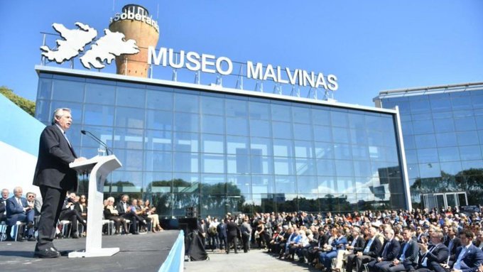 El presidente de Argentina, Alberto Fernández, rindió hoy tributo a los caídos durante la guerra de las Malvinas. Foto: Prensa Latina