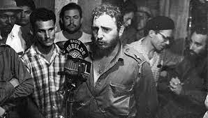 Fidel Castro Ruz se presentaba ante los micrófonos de Radio Rebelde. Foto: Radio Rebelde