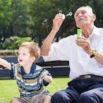 El amor de los abuelos y abuelas por sus nietos es universalmente reconocido como uno de los más puros y fuertes sentimientos.
