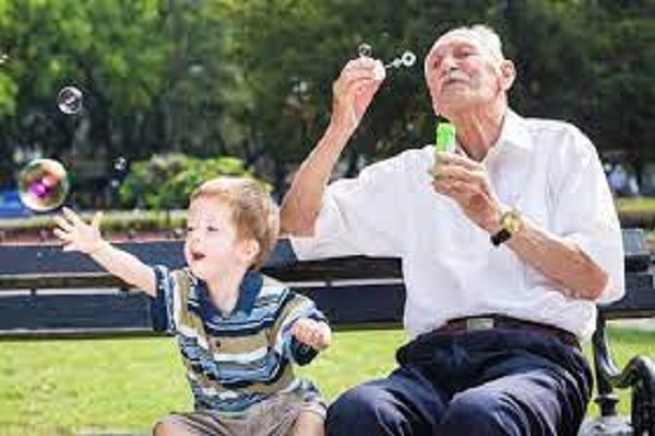 El amor de los abuelos y abuelas por sus nietos es universalmente reconocido como uno de los más puros y fuertes sentimientos.