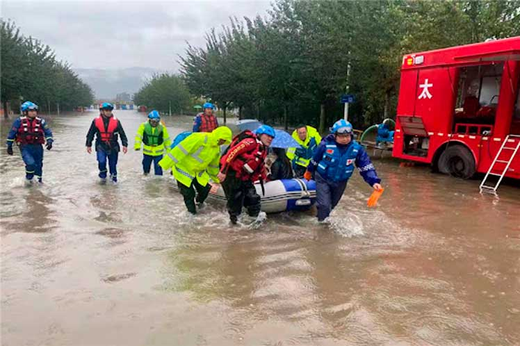 China activa emergencia por aguaceros torrenciales.