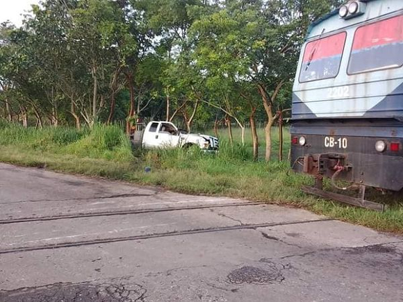 Un tren de pasajeros impactó a una camioneta. Foto: Periódico Mayabeque.