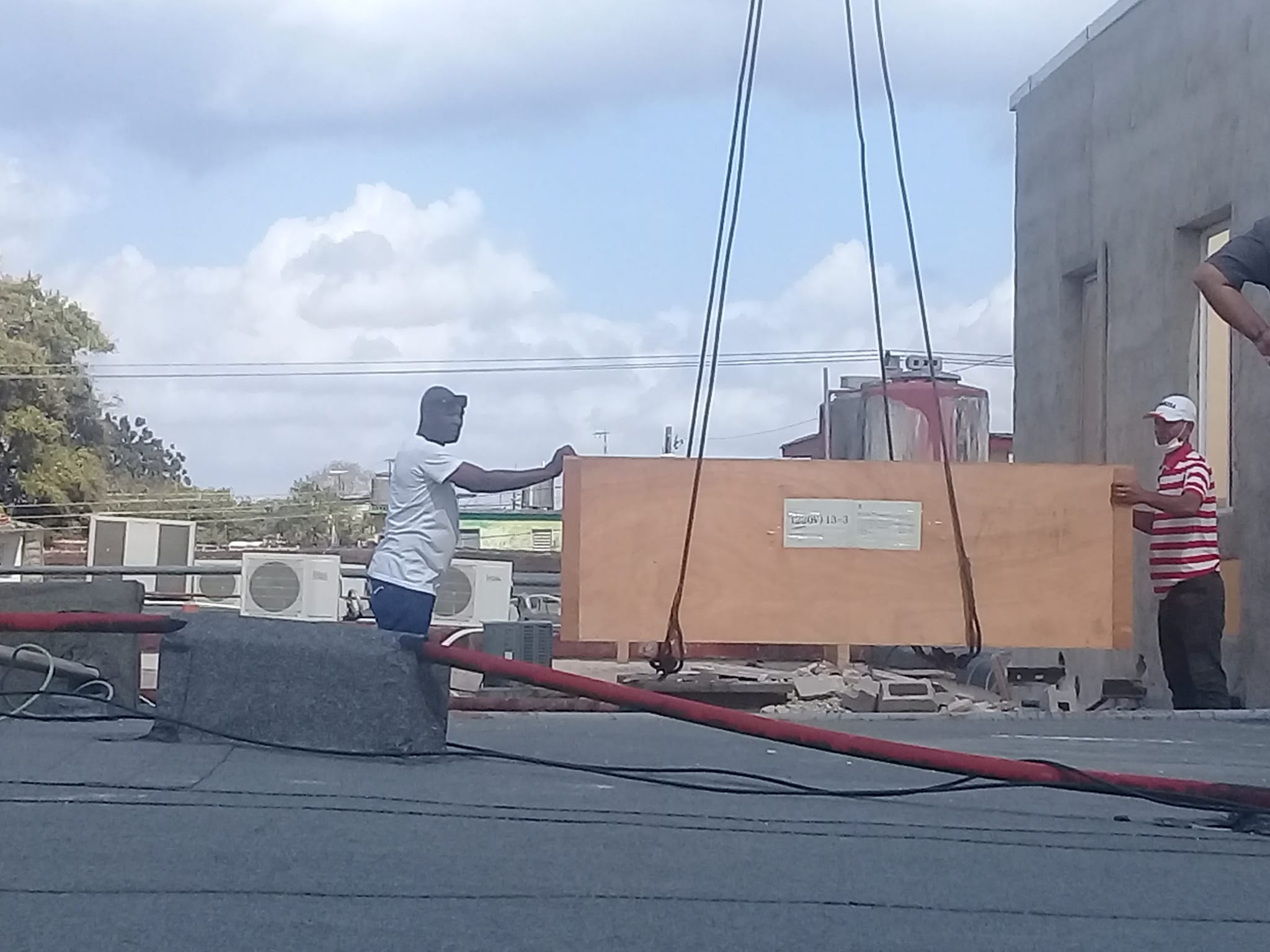 A modern medical oxygen plant is installed at Mayabeque Clinical Surgical Hospital.