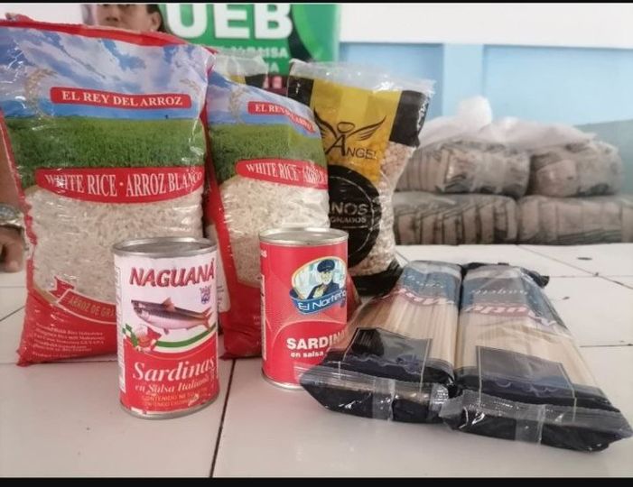 Entrega de alimentos a familias vulnerables.