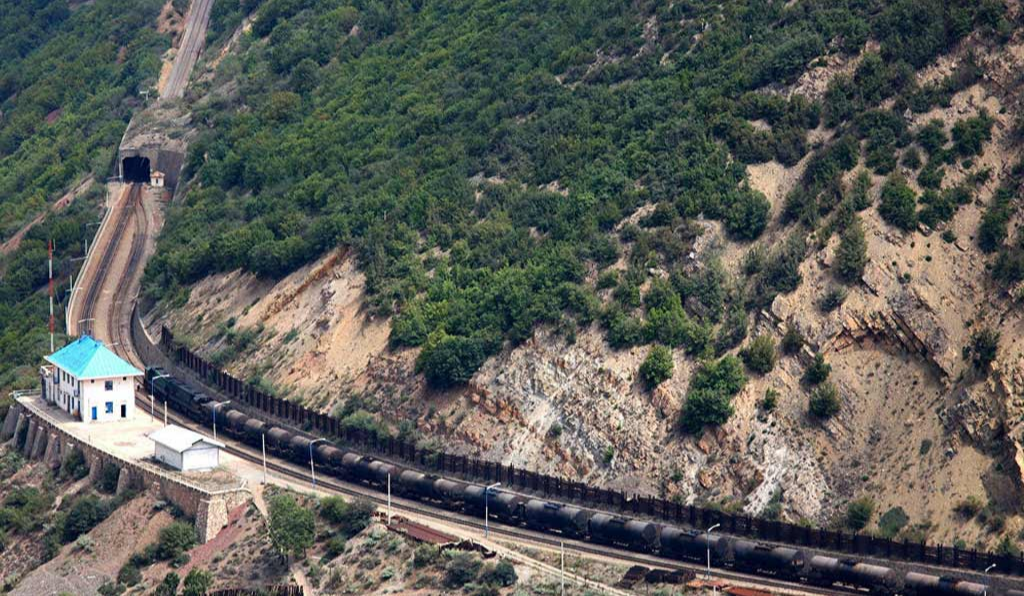 Rusia e Irán firman acuerdo para construir línea férrea.