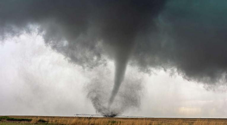 Posible tornado en Texas deja muertos y heridos.