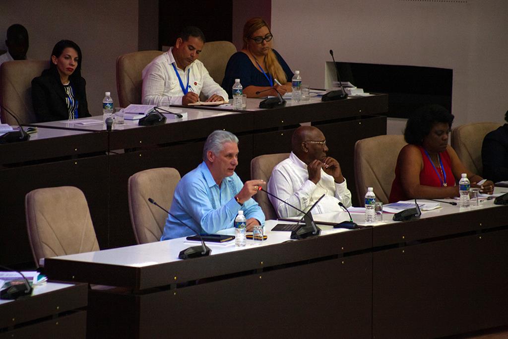 Economía en Cuba centró debates en Pleno del Partido y Parlamento.