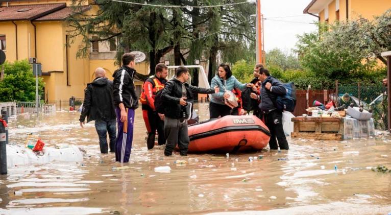 Nueve muertos y unos 15 mil evacuados en Italia por inundaciones.