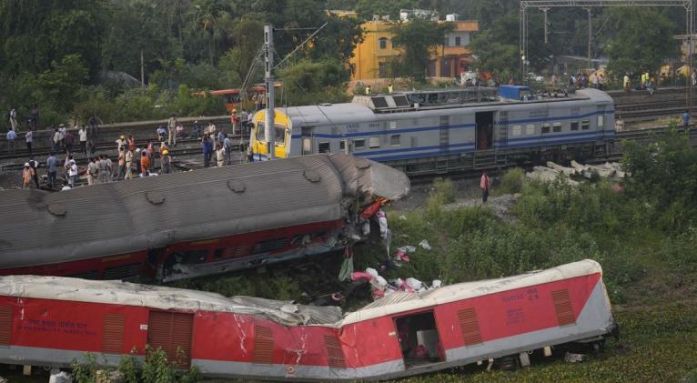Identifican en India causa y responsables de accidente de tren.