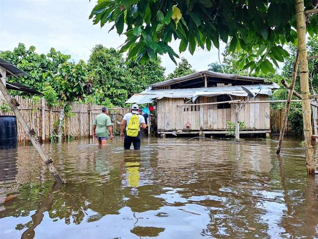 Gobierno de Ecuador asiste a familias afectadas por inundaciones.