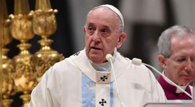 Hospitalizan al Papa Francisco para operarlo.