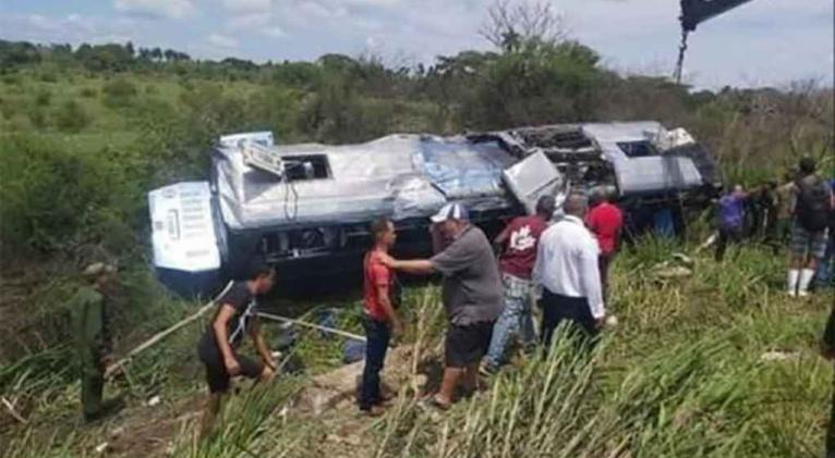 Díaz-Canel lamenta pérdida de vidas en accidente masivo en Cuba.