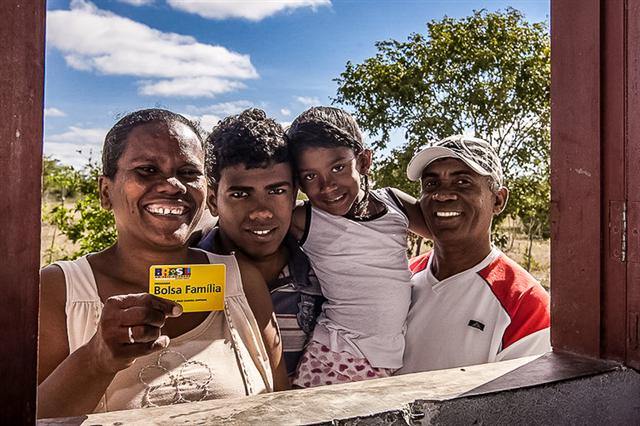 Comienza en Brasil pago adicional a familias muy necesitadas.