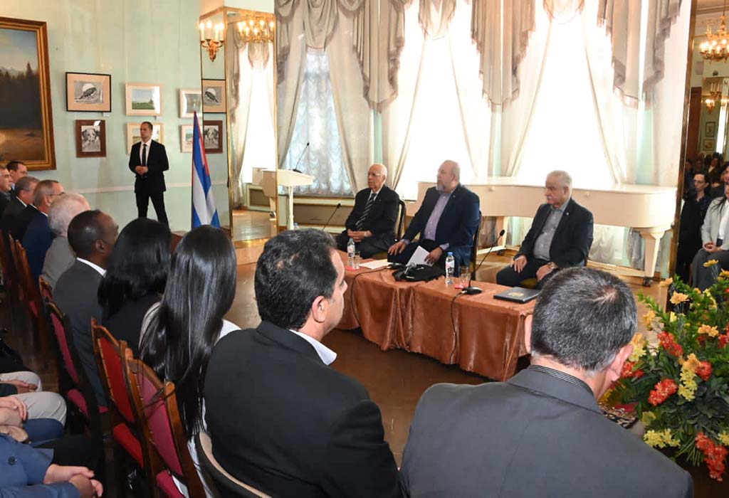 Marrero sostiene encuentro con trabajadores cubanos en Moscú.