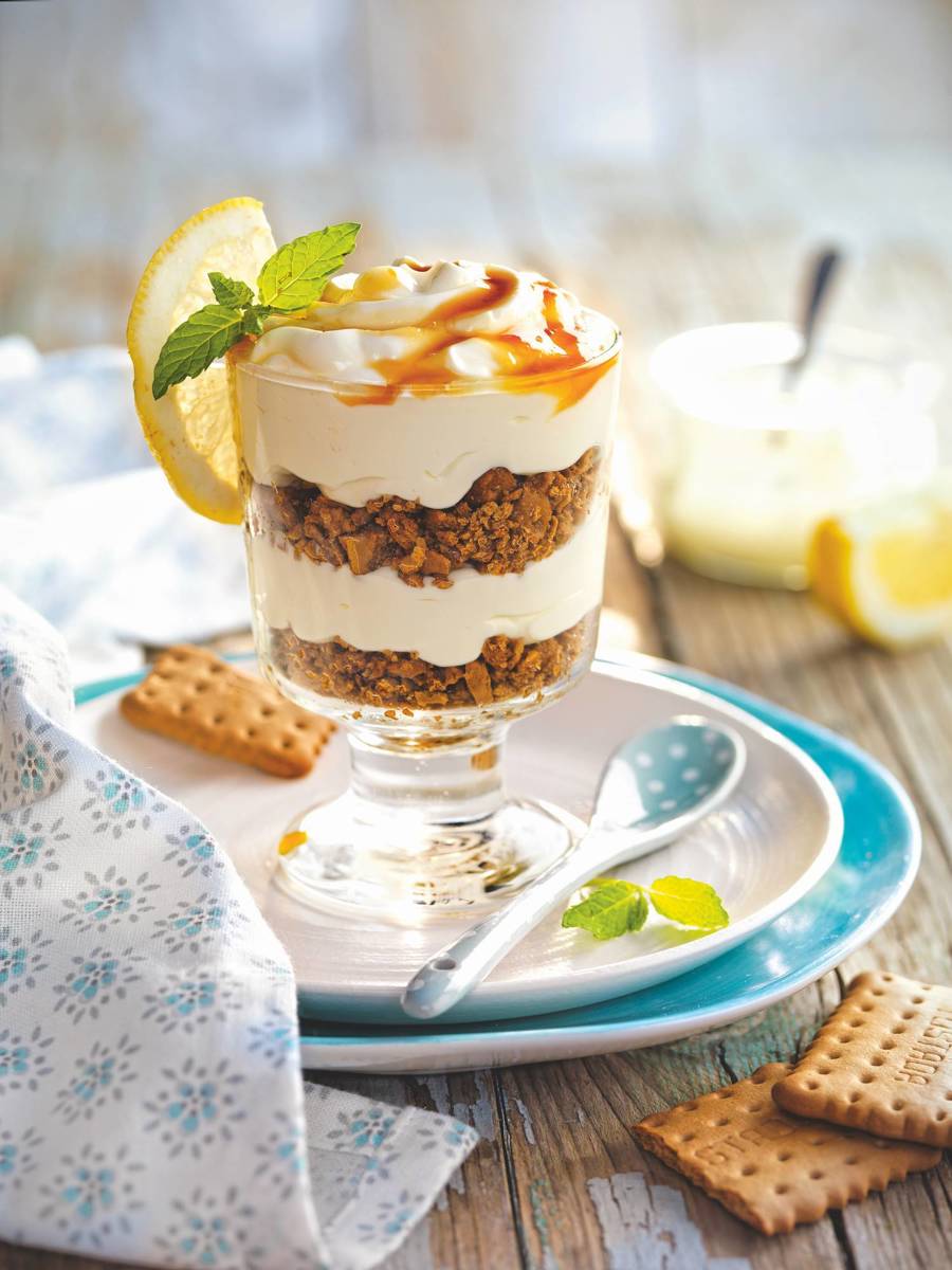 Postre de galletas y crema de limón.