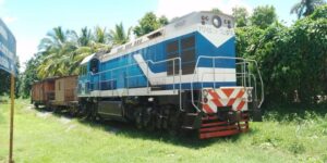 Laboran en mantenimiento de tramo férreo de Línea Jaruco.