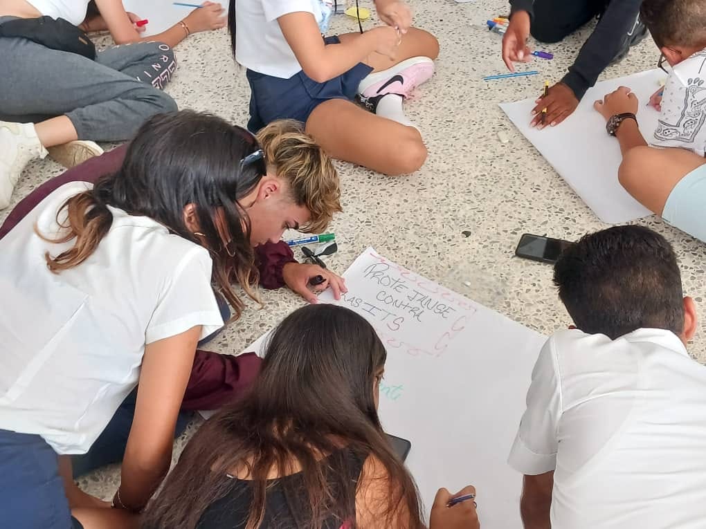 Diversión y aprendizaje en Feria para Adolescentes.