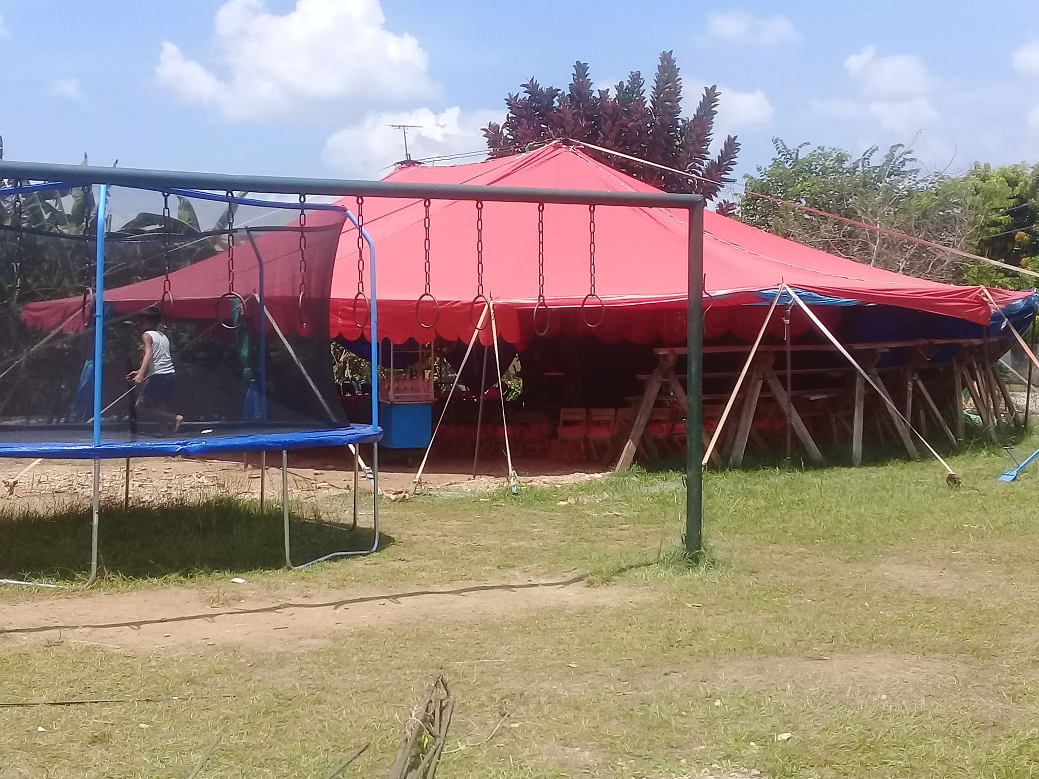 Parque infantil devenido en espacio para el arte circense en Mayabeque